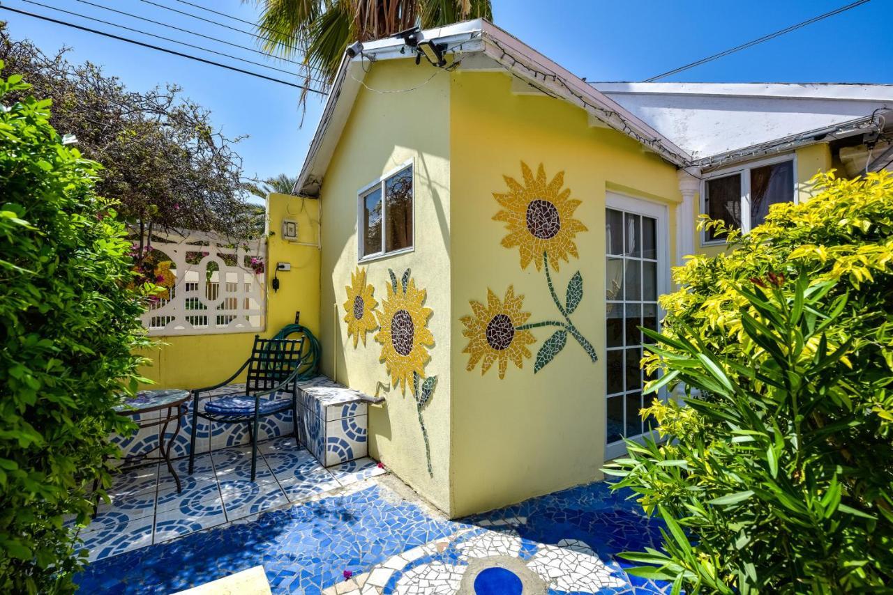 Sunflower Villa Studios Palm Beach Extérieur photo